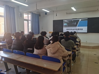 新闻学专业座谈会成功举办